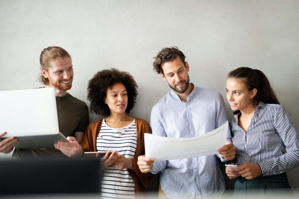Crear una relación directa con el cliente con el SMS marketing 1 Business meeting and teamwork by business people