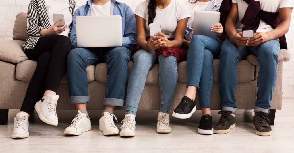 Las PYMES y el internet, están siendo bien conjugadas? 1 Internet addiction. Friends with gadgets sitting on sofa