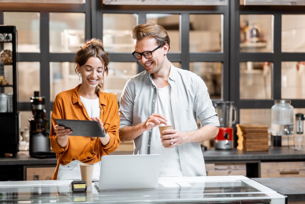Las PYMES y el internet, están siendo bien conjugadas? 2 Man and woman managing their small business