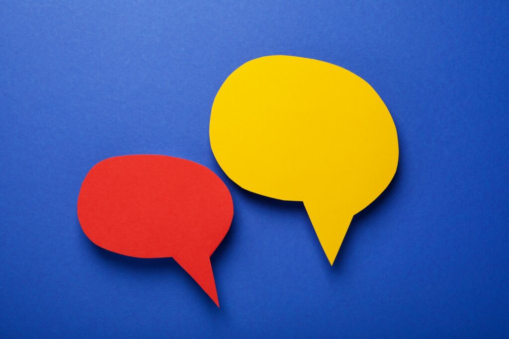 Convertir texto a voz online y Descargar en MP3 50 Speech bubbles on blue background, space for text