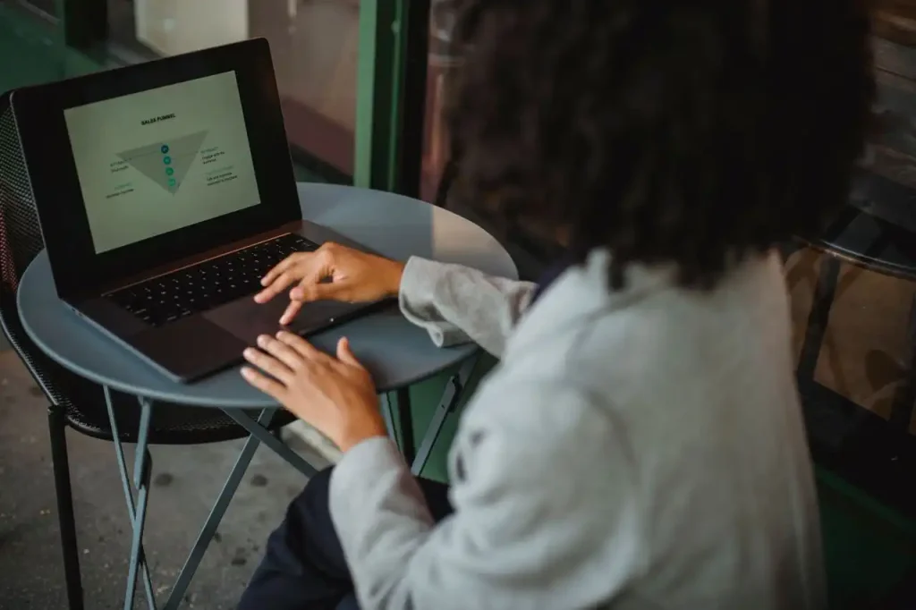 Digital Nomads: Building a Flexible Business Model 2 pexels roberto hund 5356215